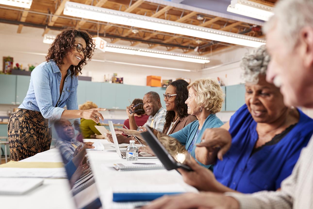 Why Group Technology Classes Work Better Than One-on-One Tech Support for Older Adults